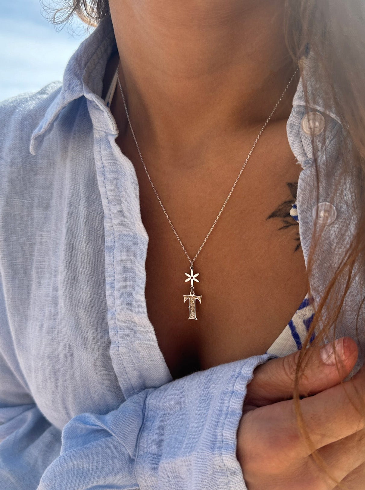 HARFLİ ÇİÇEKLİ GÜMÜŞ KOLYE