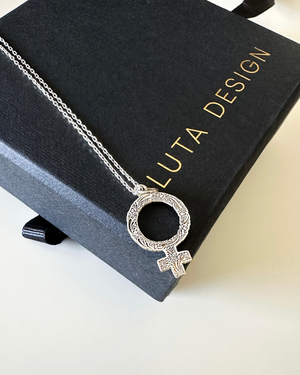 VENÜS SEMBOL GÜMÜŞ KOLYE