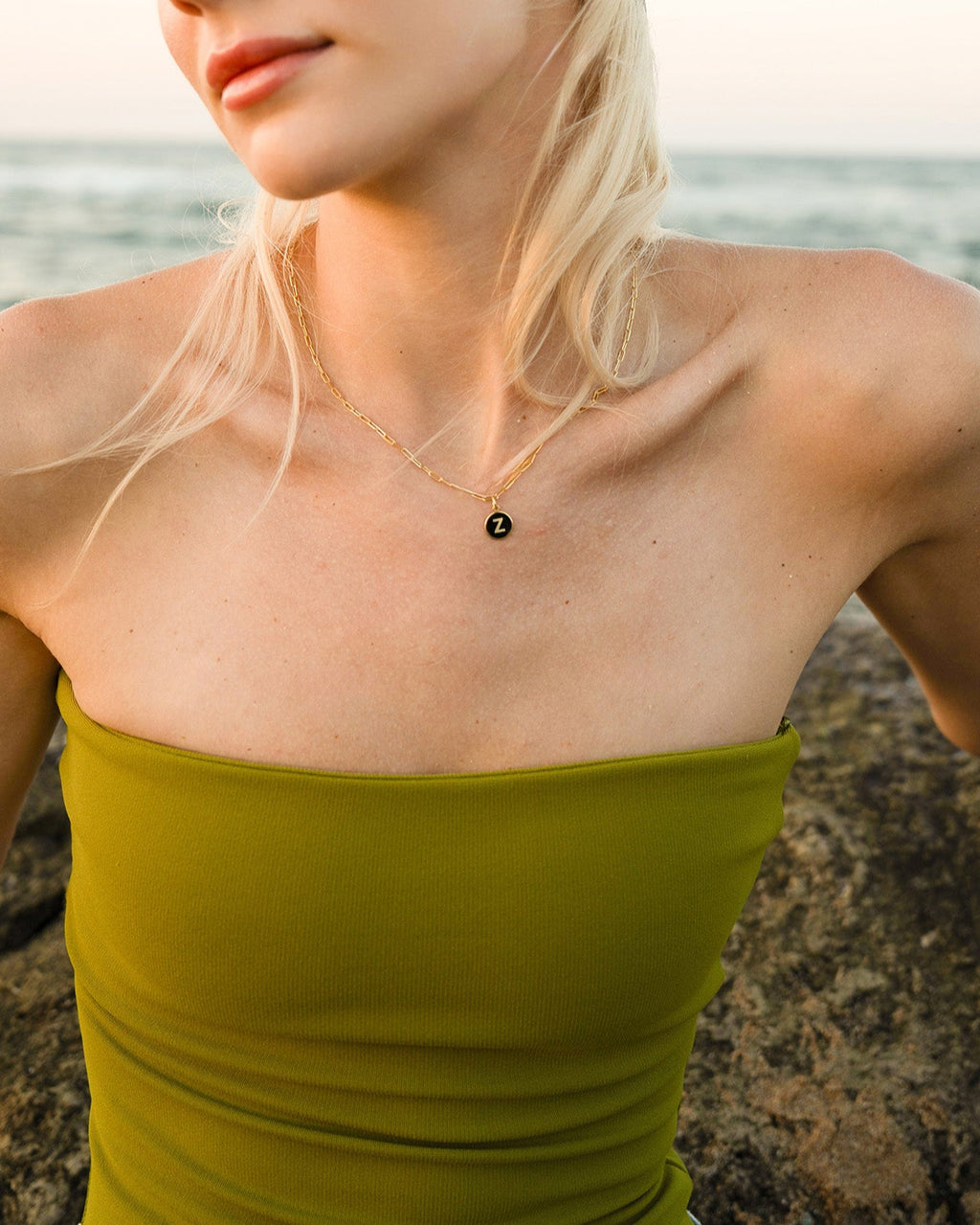 V HARFİ SİYAH GÜMÜŞ KOLYE